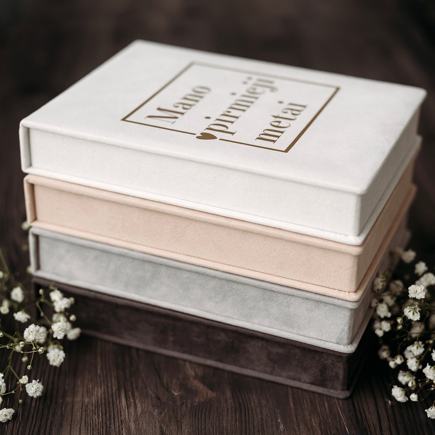 Personalizuota daiktadėžė ir maža kūdikio prisiminimų dėžutė su pirmųjų metų kortelėmis