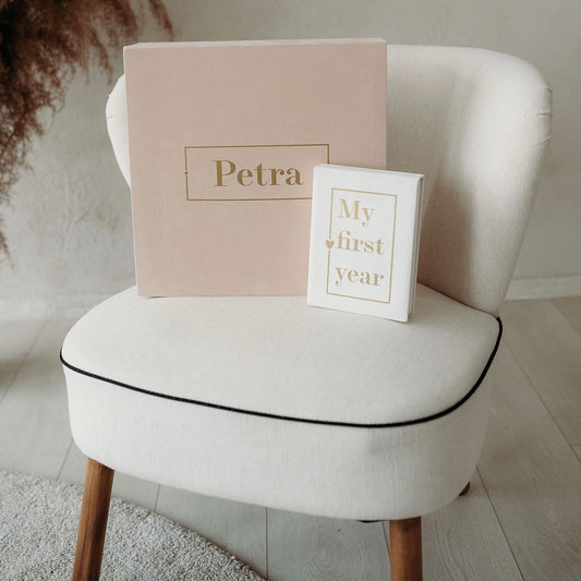 Personalizuota daiktadėžė ir maža kūdikio prisiminimų dėžutė su pirmųjų metų kortelėmis