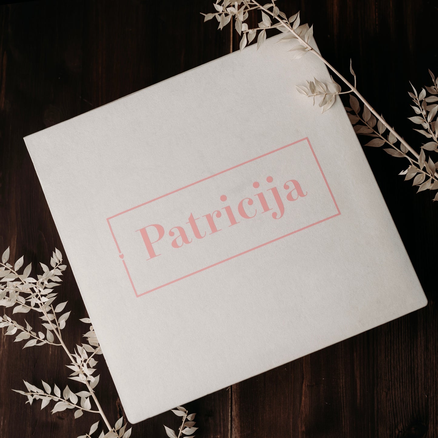 Personalizuota daiktadėžė ir maža kūdikio prisiminimų dėžutė su pirmųjų metų kortelėmis