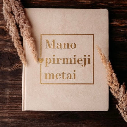 Kreminė kūdikio knyga "Mano pirmieji metai"