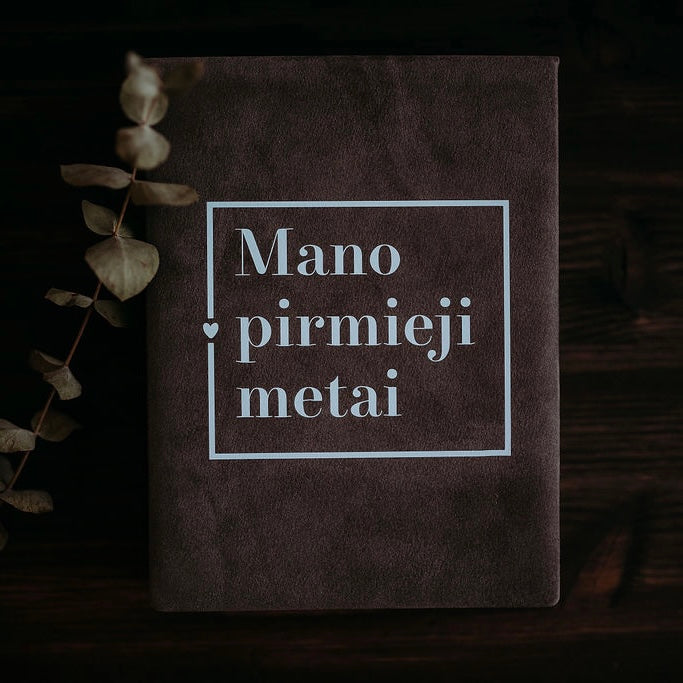 Tamsiai pilka dėžutė su kortelėmis "Mano pirmieji metai"