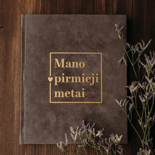 Tamsiai pilka kūdikio knyga "Mano pirmieji metai"